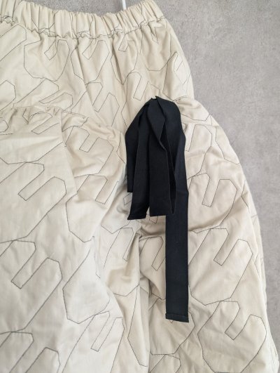 画像1: franky grow RABBIT QUILT RUBBER PIPING SKIRT ベージュ