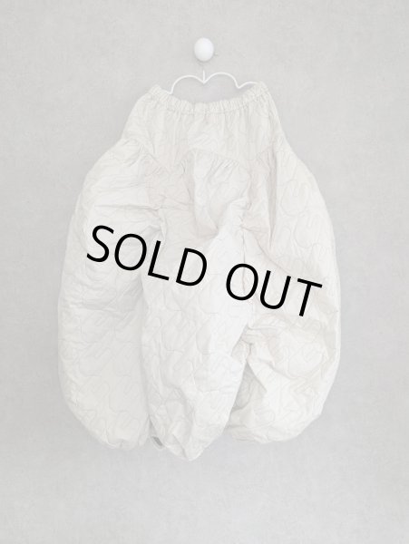 画像2: franky grow RABBIT QUILT RUBBER PIPING SKIRT　ベージュ (2)